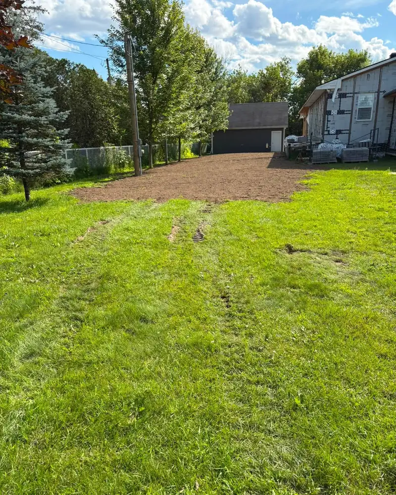 Terrain nivelé devant un bâtiment, surface régulière prête pour la suite des travaux